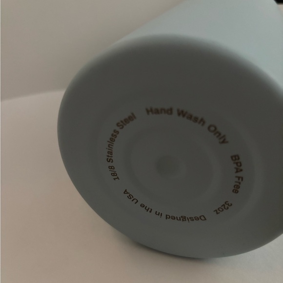 NEVER USED SKY BLUE BOTTLE WITH BLACK LID AND FLIP SPOUT.  32 oz - Picture 6 of 6